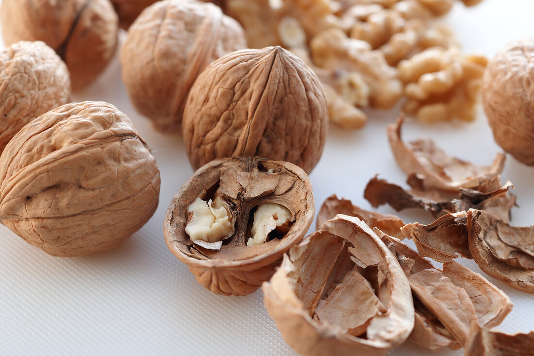 Walnuts with and without shells