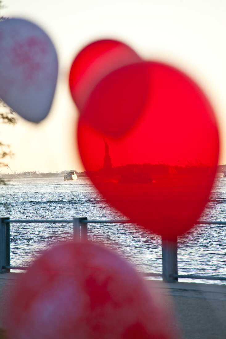 New York, Blick auf die Freiheitssta tue durch Luftballons