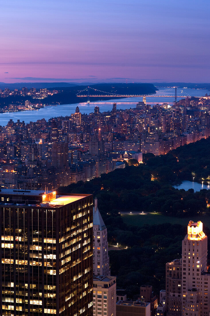 New York: Blick von oben über Manhattan mit Fluss im Hintergrund
