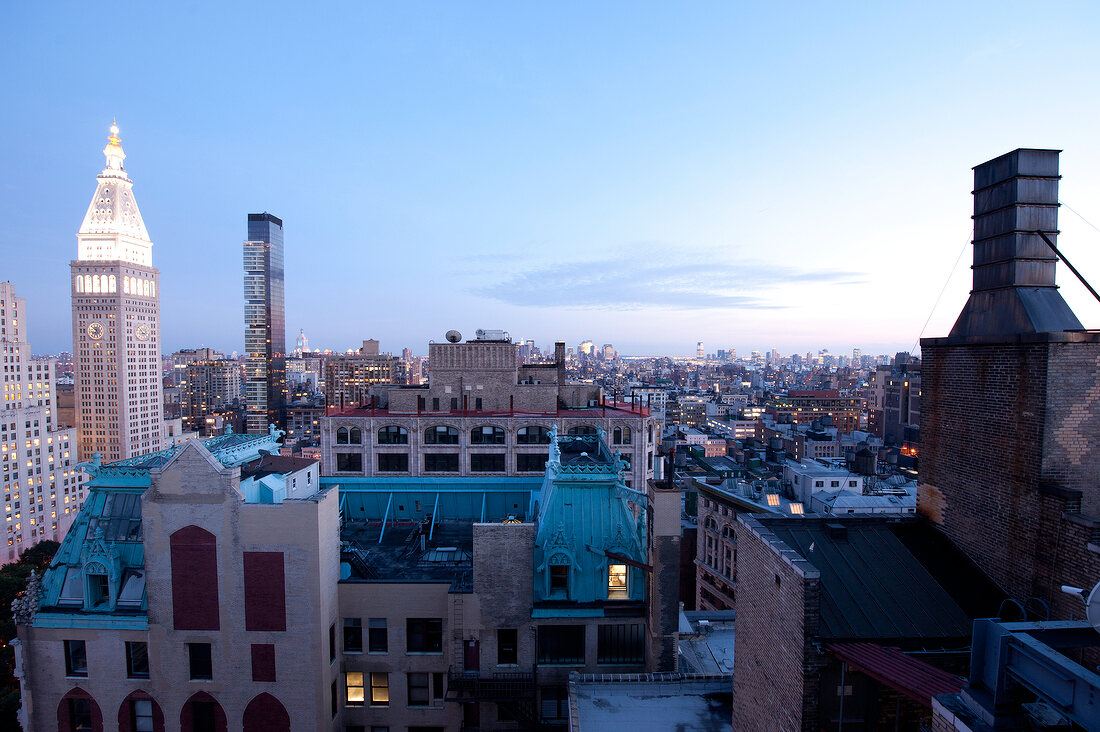 New York: Ausblick auf  Hochhäuser von Manhatten bei Dämmerung