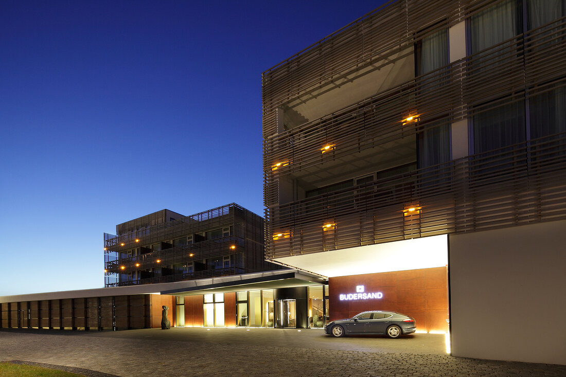 Sylt, Hotel "Budersand" bei Nacht, parkender Panamera Porsche