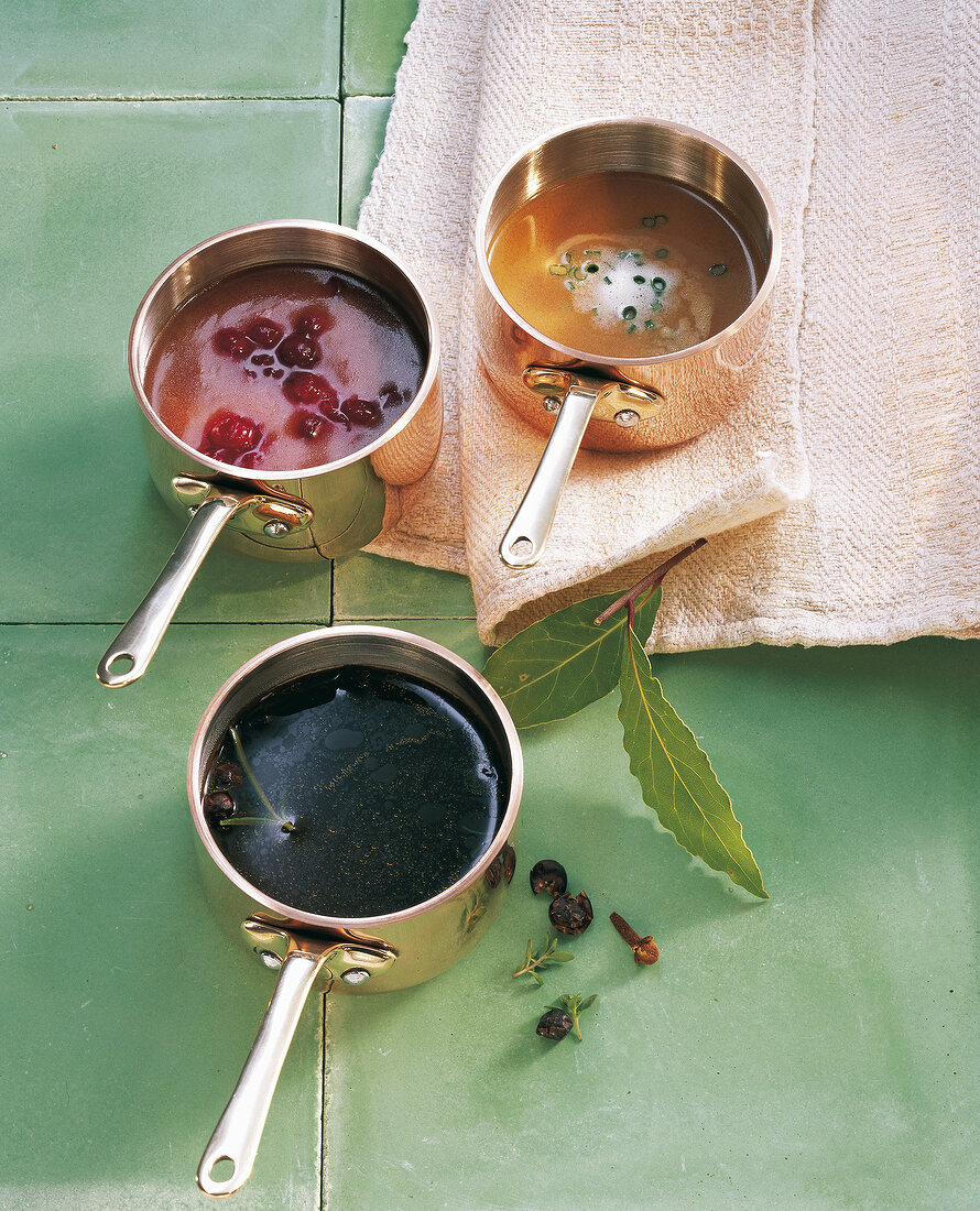  Three juniper sauce in pot