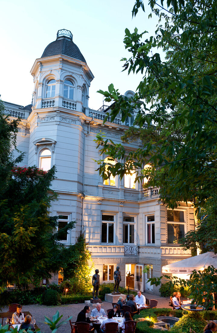 Bremen: Ostersteinweg, Restaurant Villa, aussen, Menschen, abends