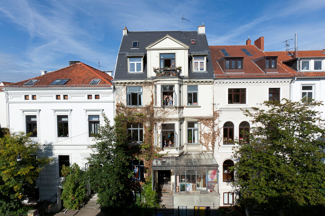 Bremen: Mozartstraße 18, Mietshaus, Fassade, Mieter an Fenstern
