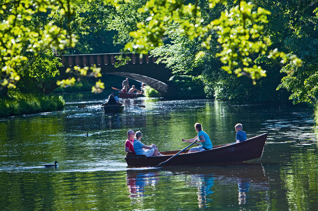 Bremen: Bürgerpark, Touristen machen Bootsfahrt, sommerlich