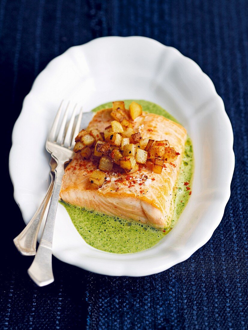 Oven-baked salmon with diced potatoes and a spinach sauce