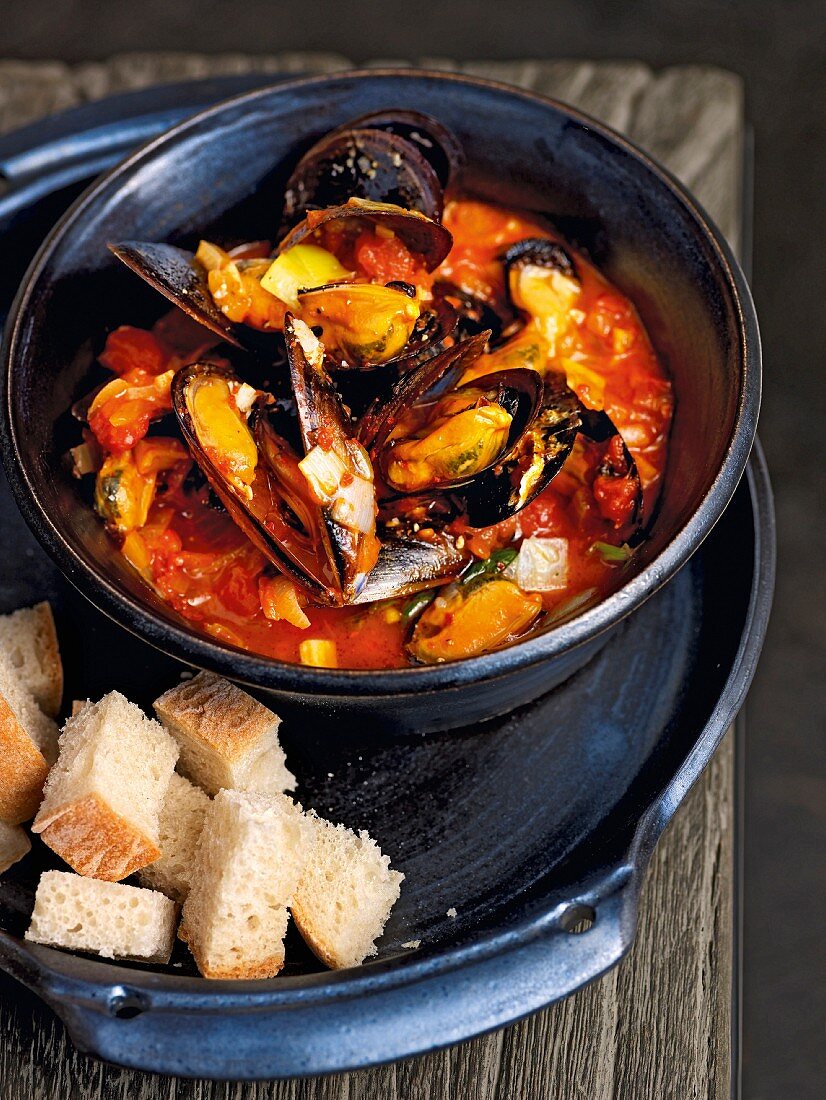 Miesmuscheln mit Tomatensauce und Weißbrot