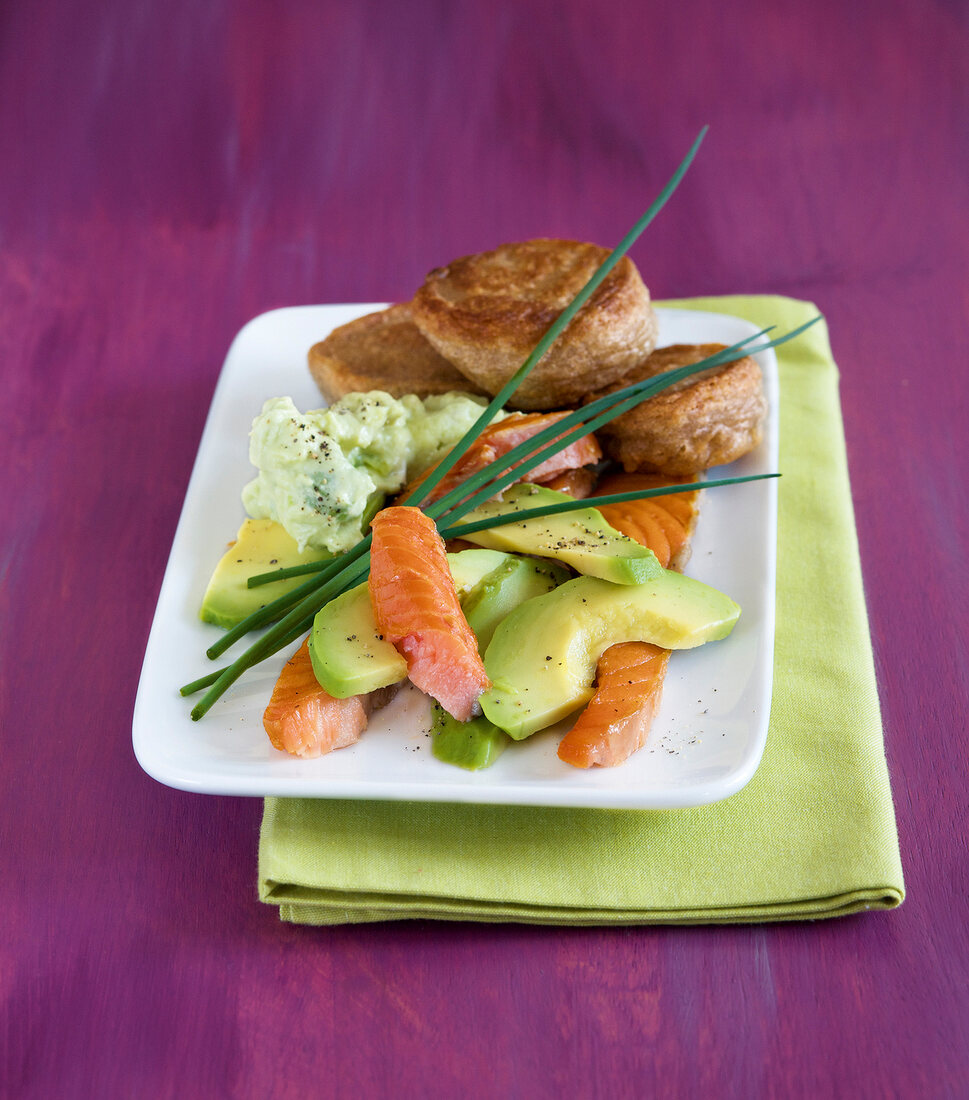 Jahreszeiten-Küche, Blini mit Avocadocreme und Avocado-Lachs-Salat
