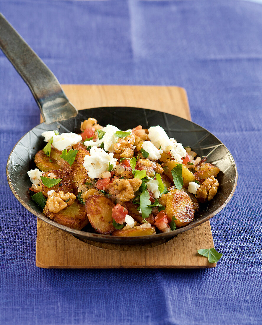 Jahreszeiten-Küche, Brat- kartoffeln mit Walnüssen und Feta