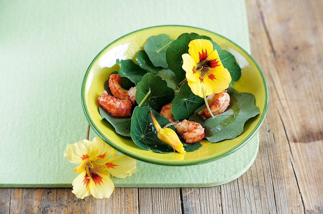 Jahreszeiten-Küche, Kapuzinerkressesalat mit Garnelen