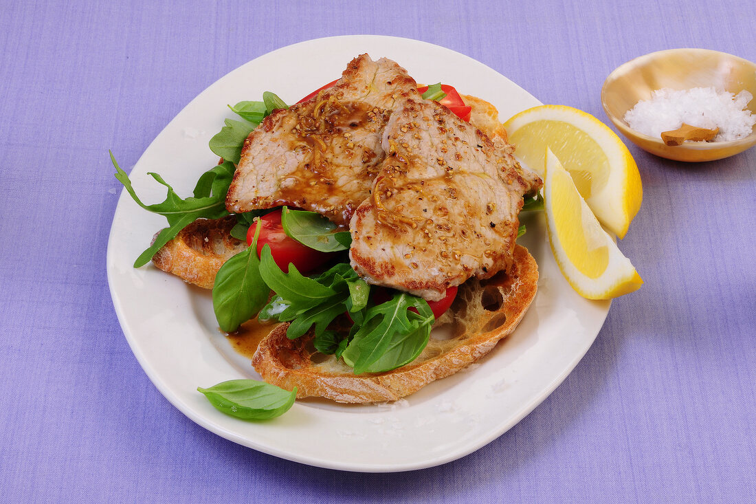 Abendessen, Scaloppine mit Rucola und Tomaten auf Ciabatta