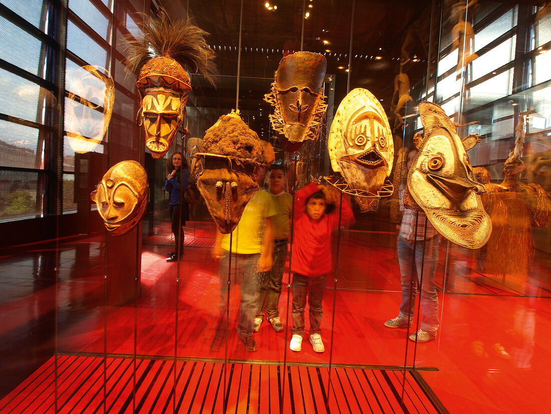 Paris: Musée du Quai Branly, hölzerne Masken
