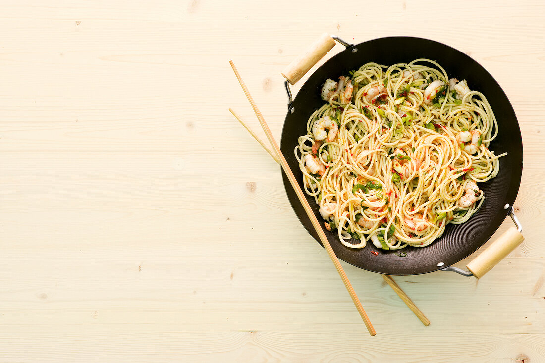 Shrimp pasta in wok