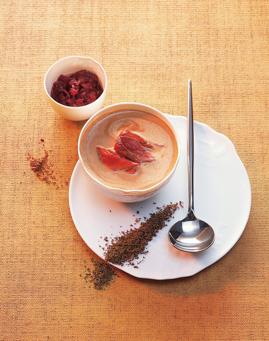 Schokolade, Schokoladensuppe mit Rehfilet und Zwiebelmarmelade