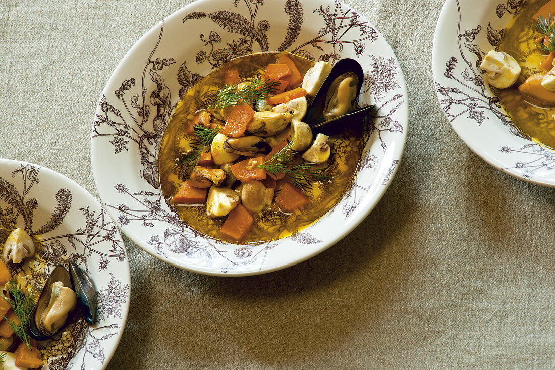 Mussels with vegetables in bowls