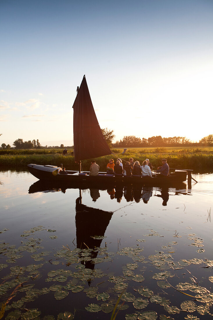 Worpswede: Segelboot auf der Hamme, Touristen, Sonnenuntergang.