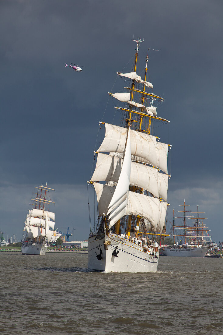 Bremerhaven: Hafen, Sail 2010, Einlaufparade, Gorch Fock.