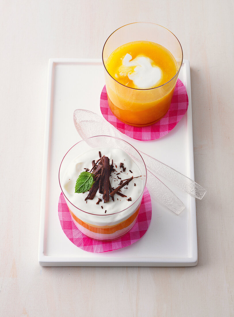 Diabetiker-Küche, Fruchtgrütze und Joghurt-Schicht-Dessert