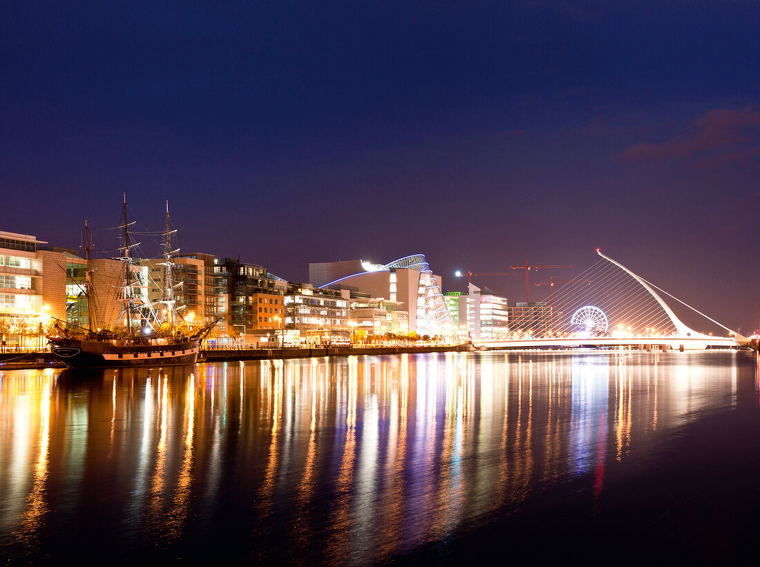 Irland: Dublin, Hafencity, Samuel- Becket-Brücke, abends, Lichter