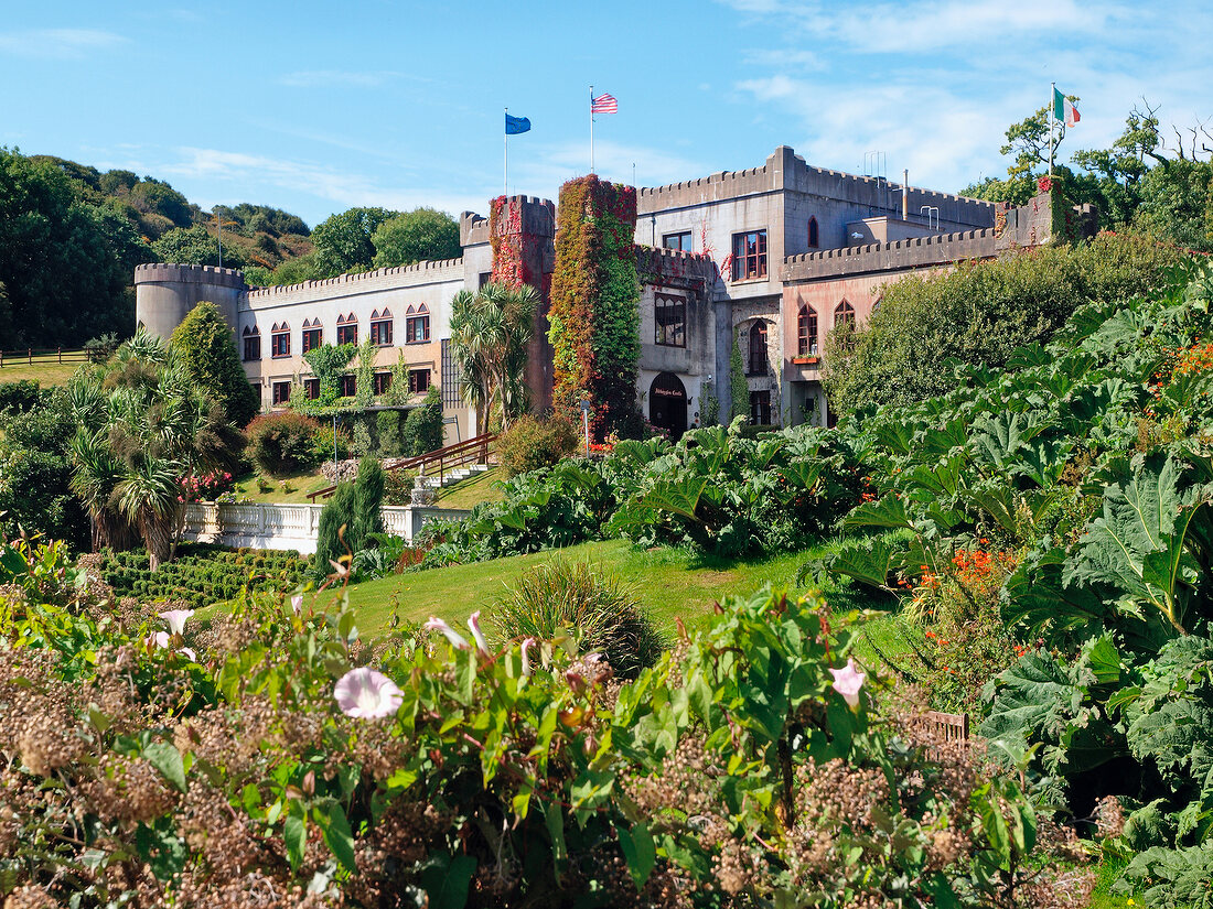 Irland: Abbeyglen Castle Hotel, Fassade, Garten, Himmel blau