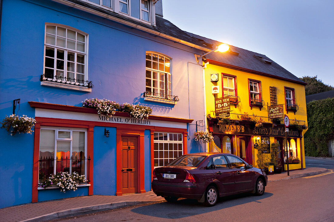 Irland: Kinsale, Häuserfassade, Auto, abends, Lichter