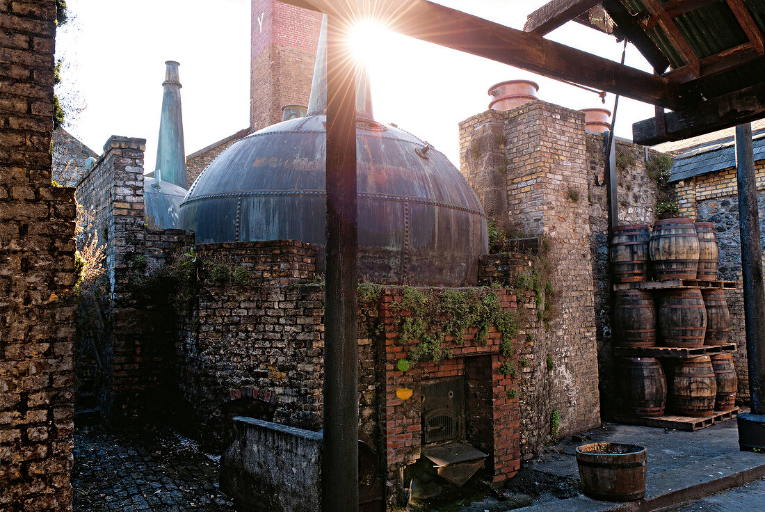 Irland: Locke's Distillery, Kupferkessel, aussen