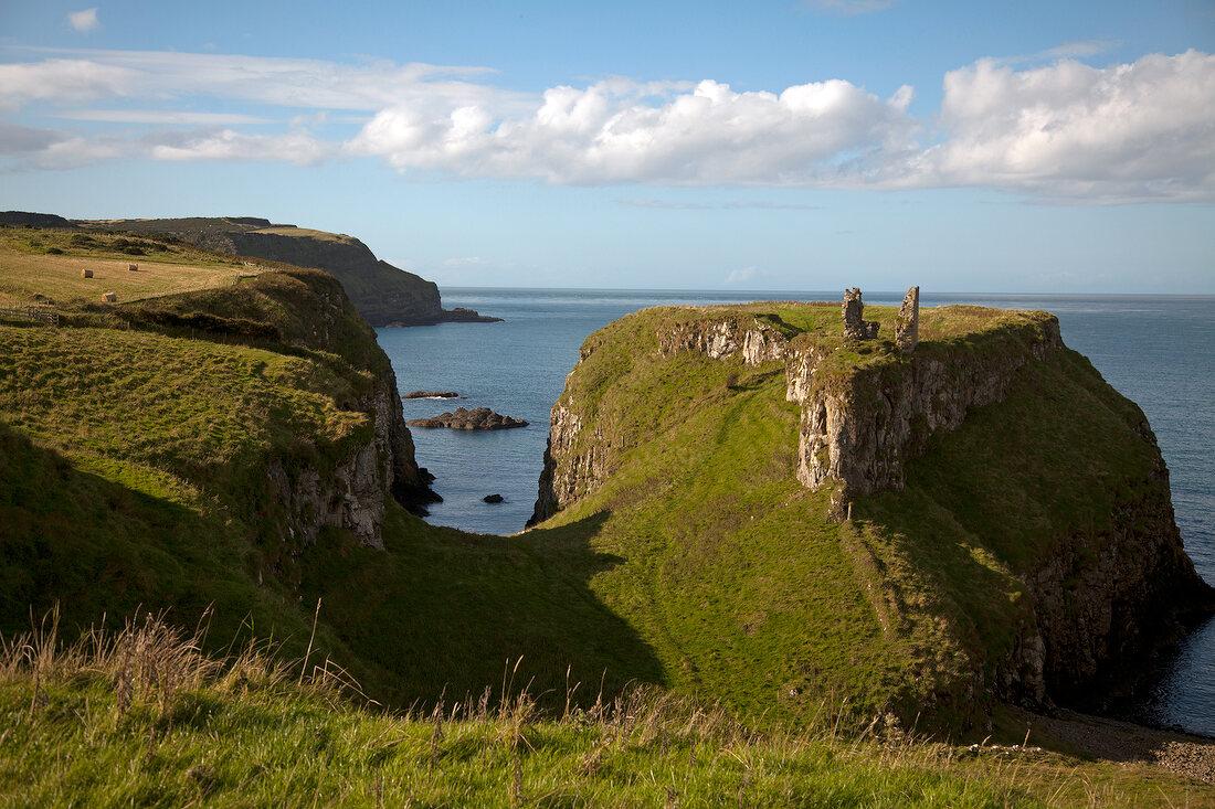 Irland: Antrim-Küste, Dunseverick Castle, Steilküste.