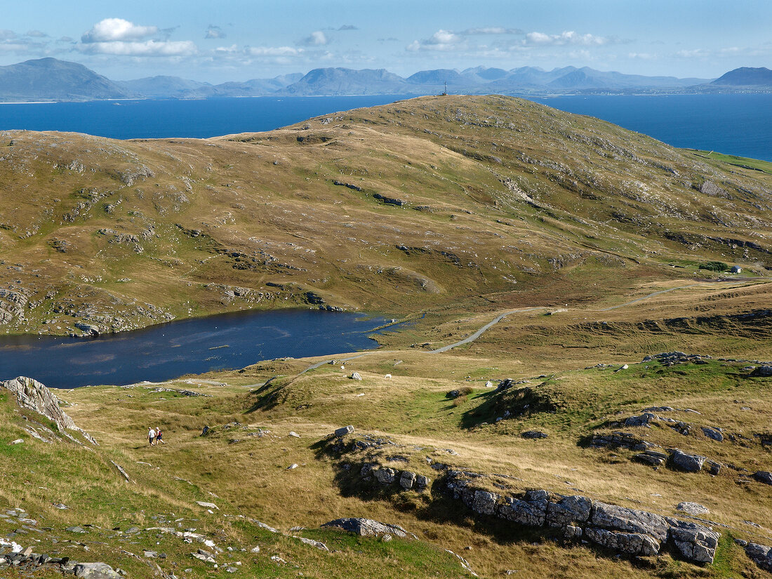 Irland: Inishturk, Berglandschaft, Meer.