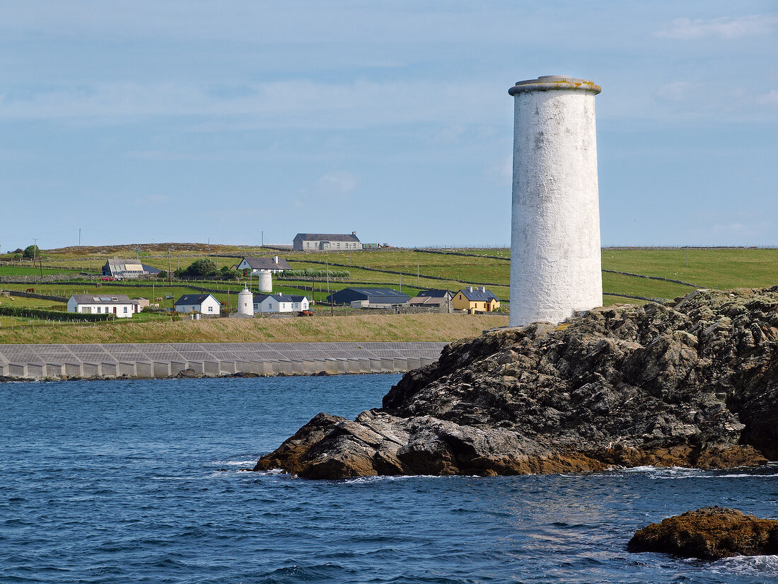 Irland: Inishbofin, Häuser, Meer, Felsen, Turm weiss.