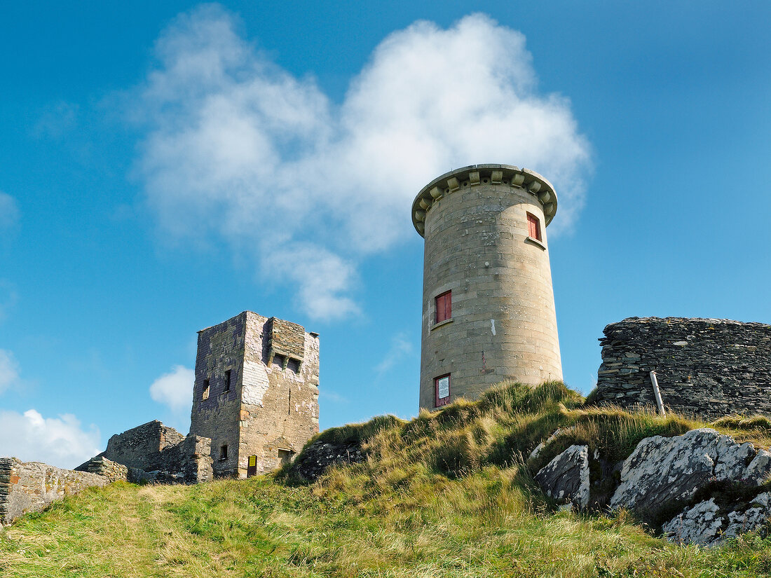 Irland: Cape Clear Island, alter Beobachtungsturm, Leuchtturm.