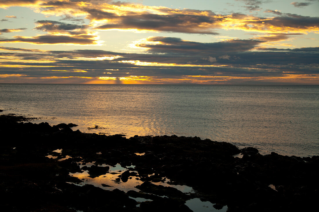 Irland: Antrim-Küste, Meerblick, Sonnenuntergang.