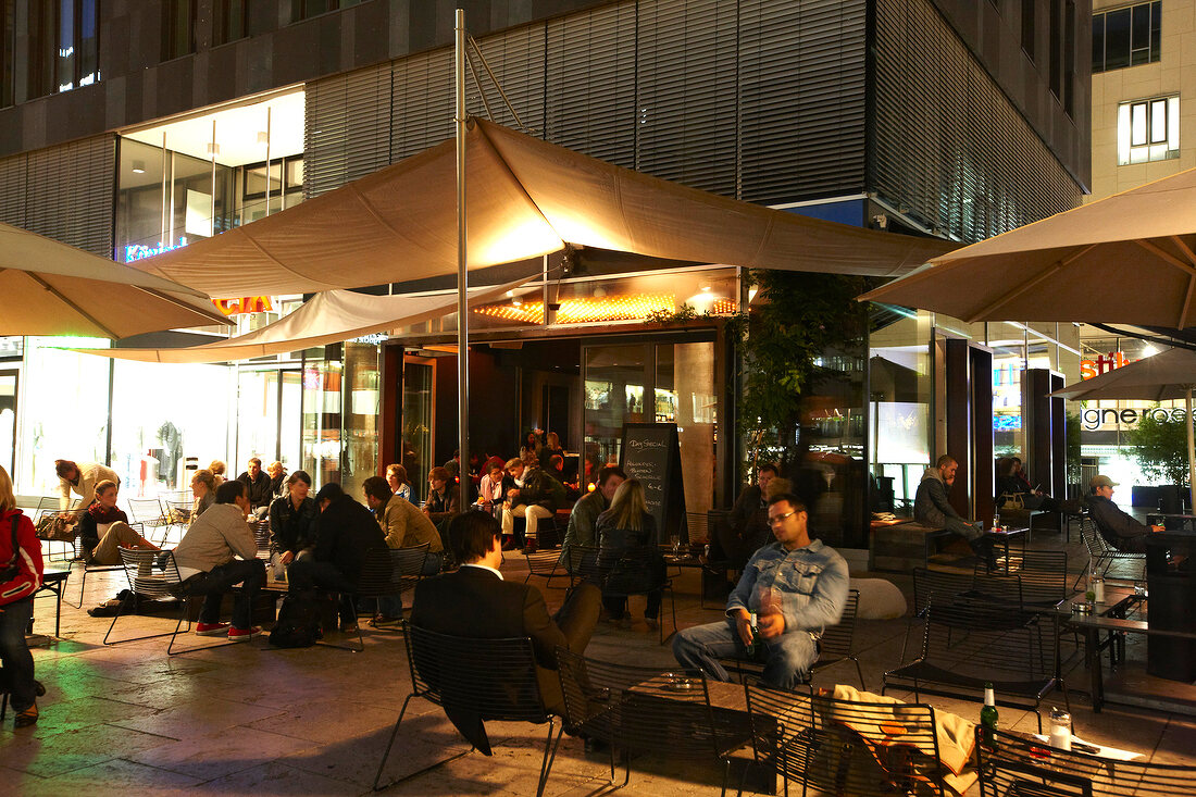 Clublounge Waranga abends, nachts von außen, in Stuttgart