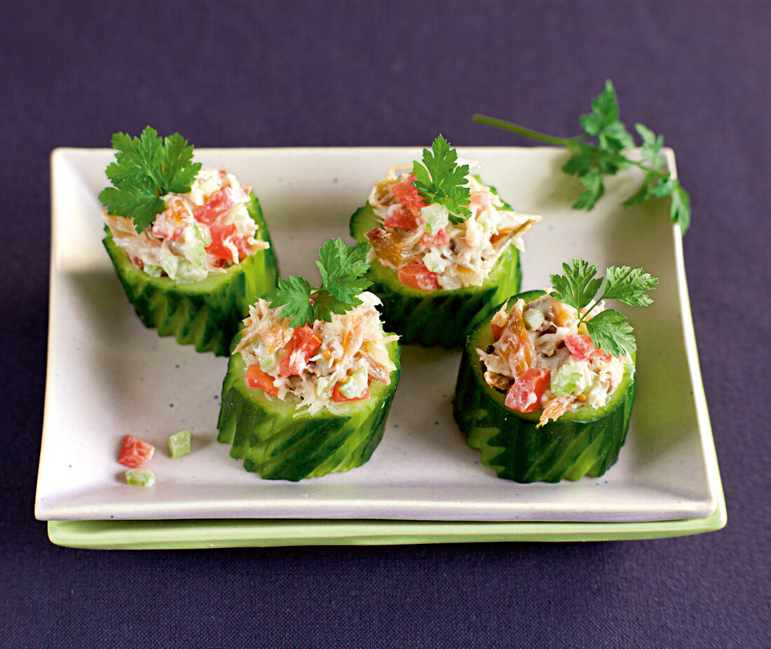 Fingerfood, Gurkenschälchen mit Räuchermakrele