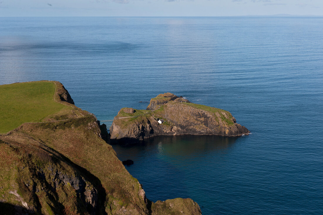 Irland: Antrim-Küste, Meerblick, Felsen, Carrick-a-Rede-Bridge.