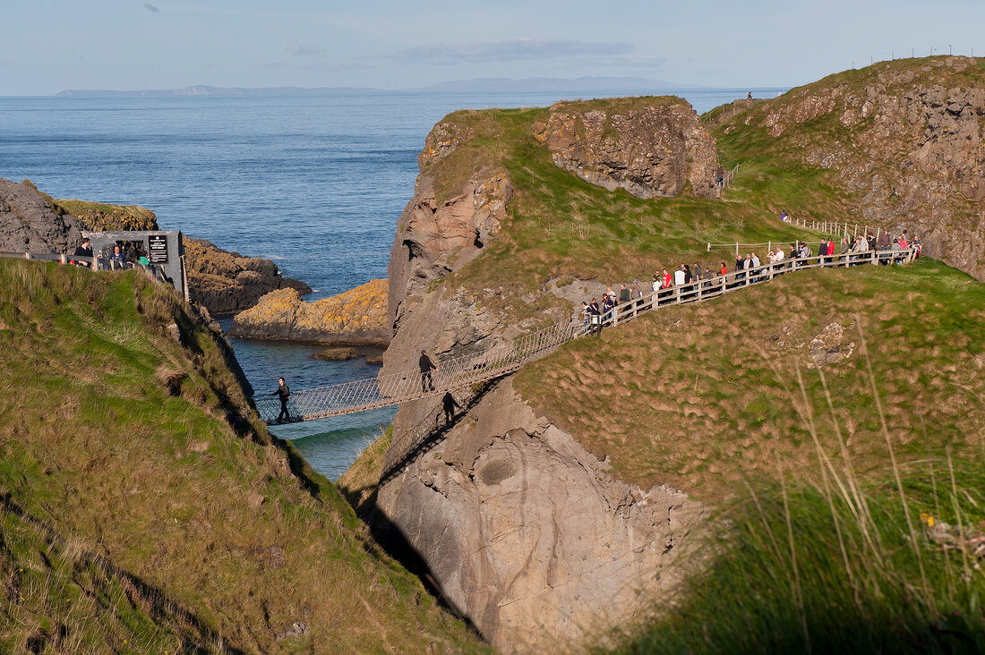 View of people at Carrick-a-Rede Rope … – License image – 10249191 ❘  lookphotos