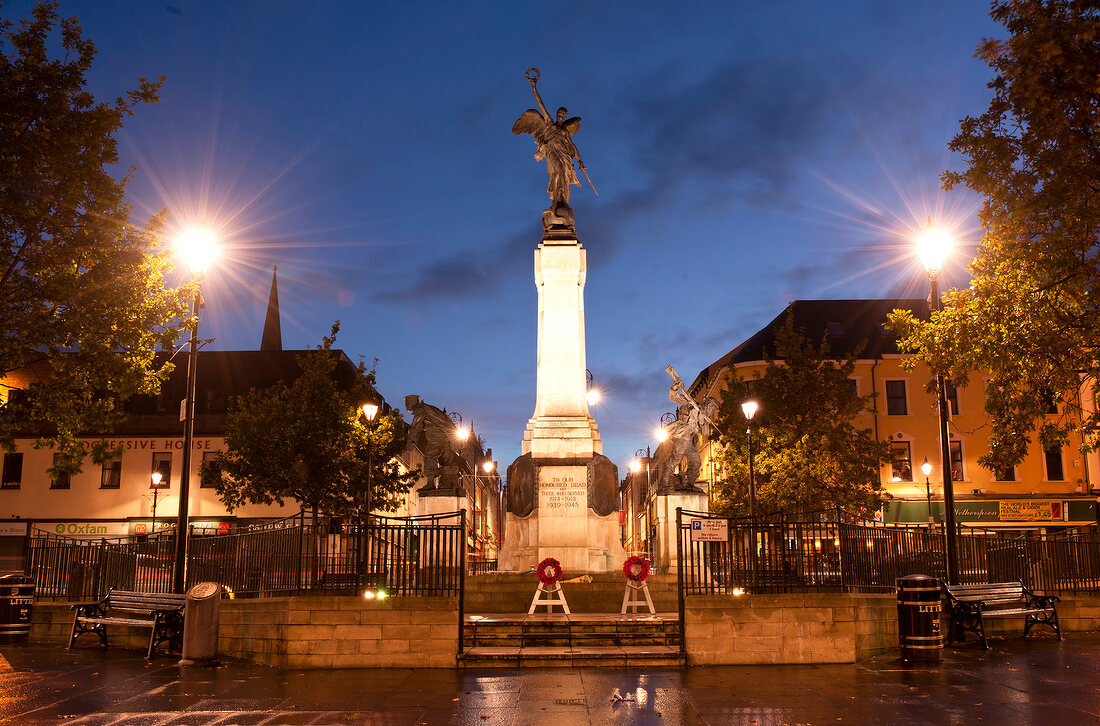 Irland: Derry, Stadansicht, Kriegs- denkmal, abends, Lichter.