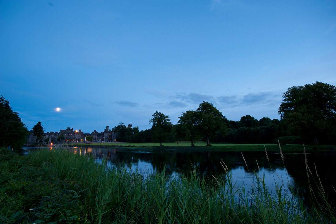 Irland: Ashford Castle, Brücke, abends, Lichter, Aufmacher