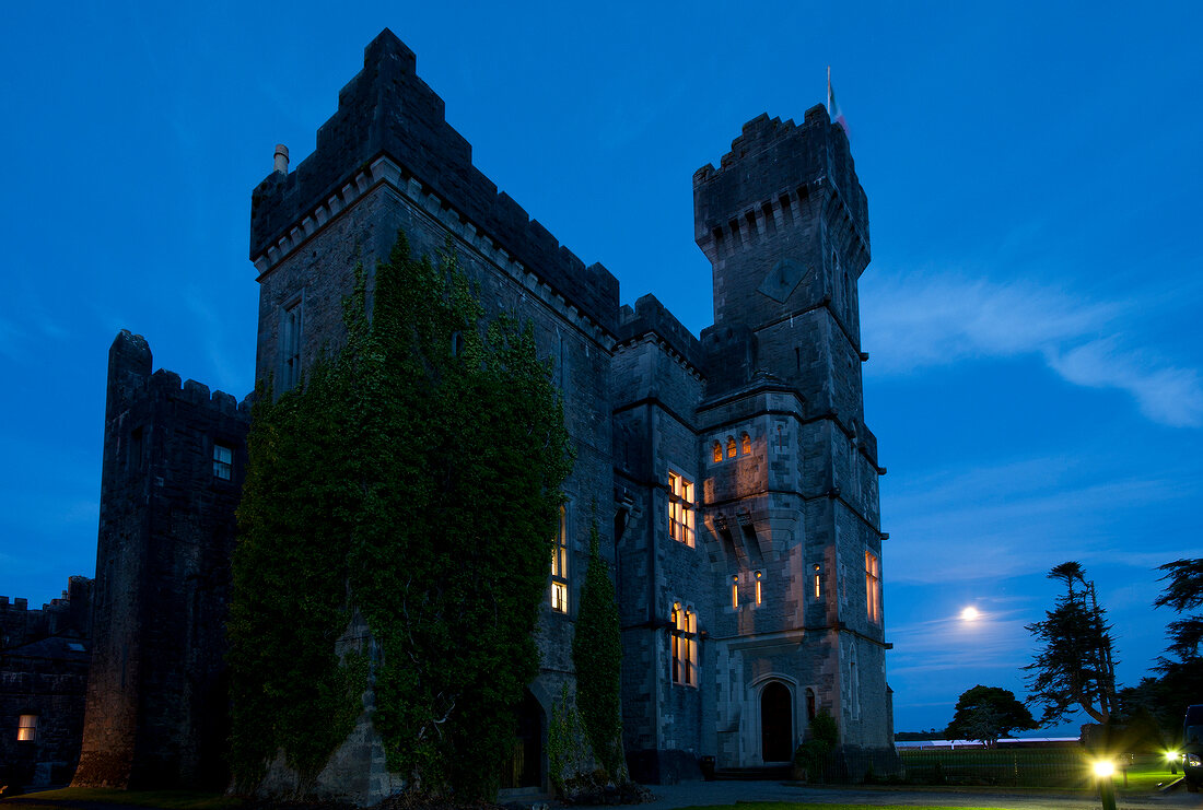 Irland: Ashford Castle, abends, Lichter
