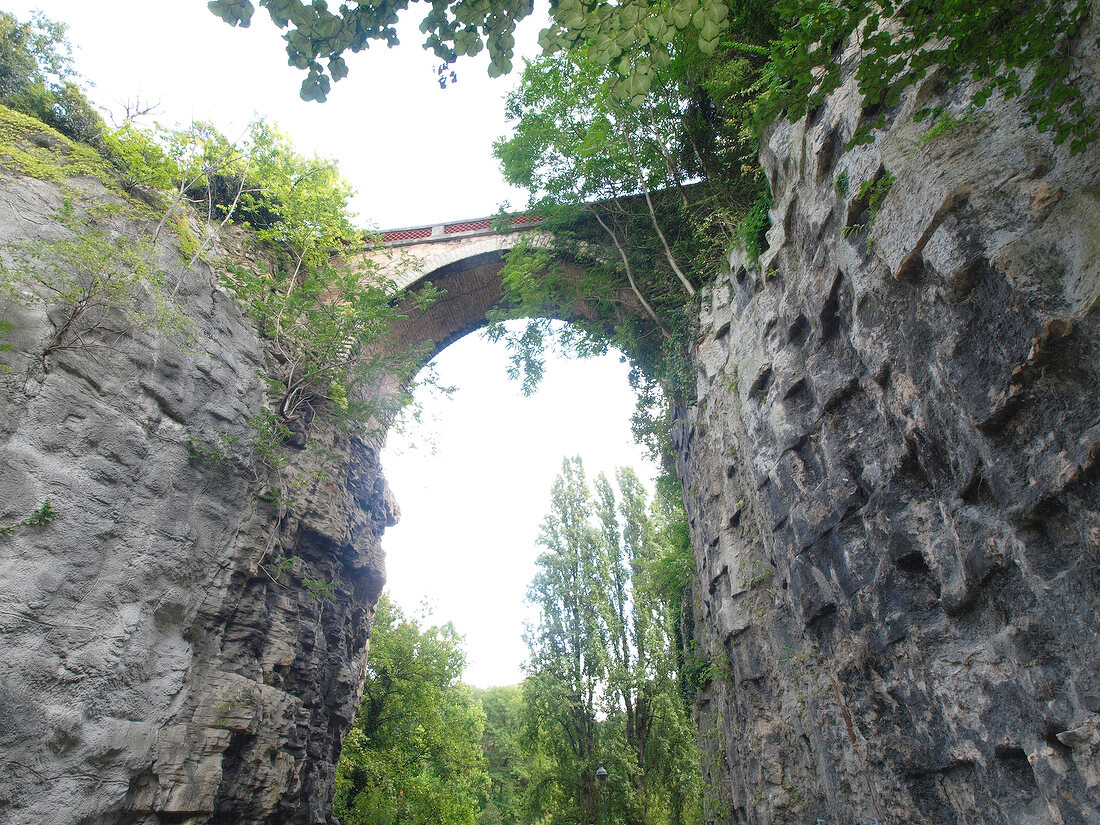 Paris: Parc des Buttes-Chaumont, Steilwand, Brücke.