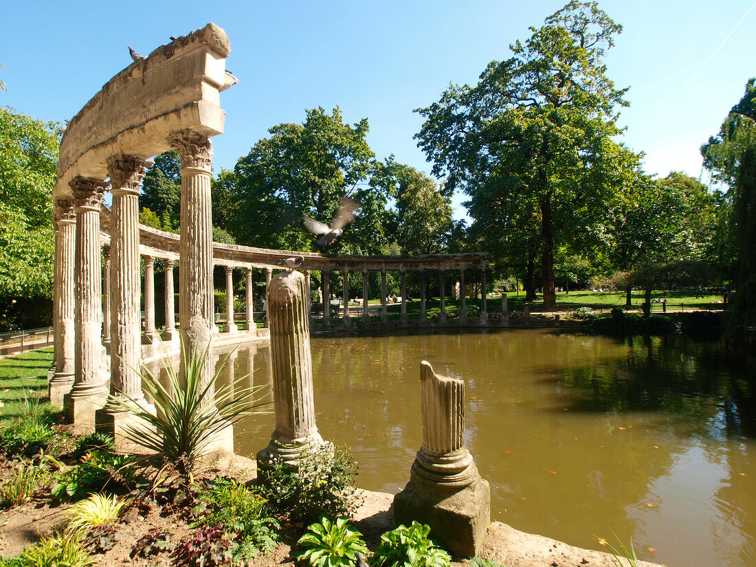 Paris: Parc Monceau, Rosengarten, Säulen, Wasser.