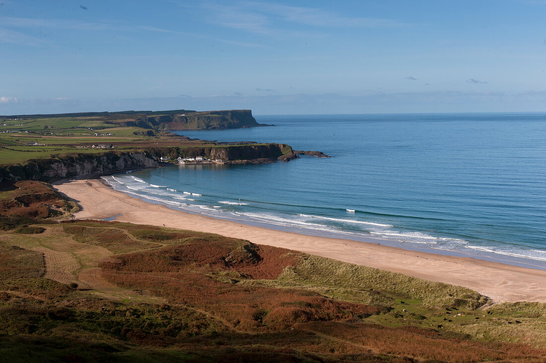 Irland: Antrim-Küste, Sandbucht, Meerblick.