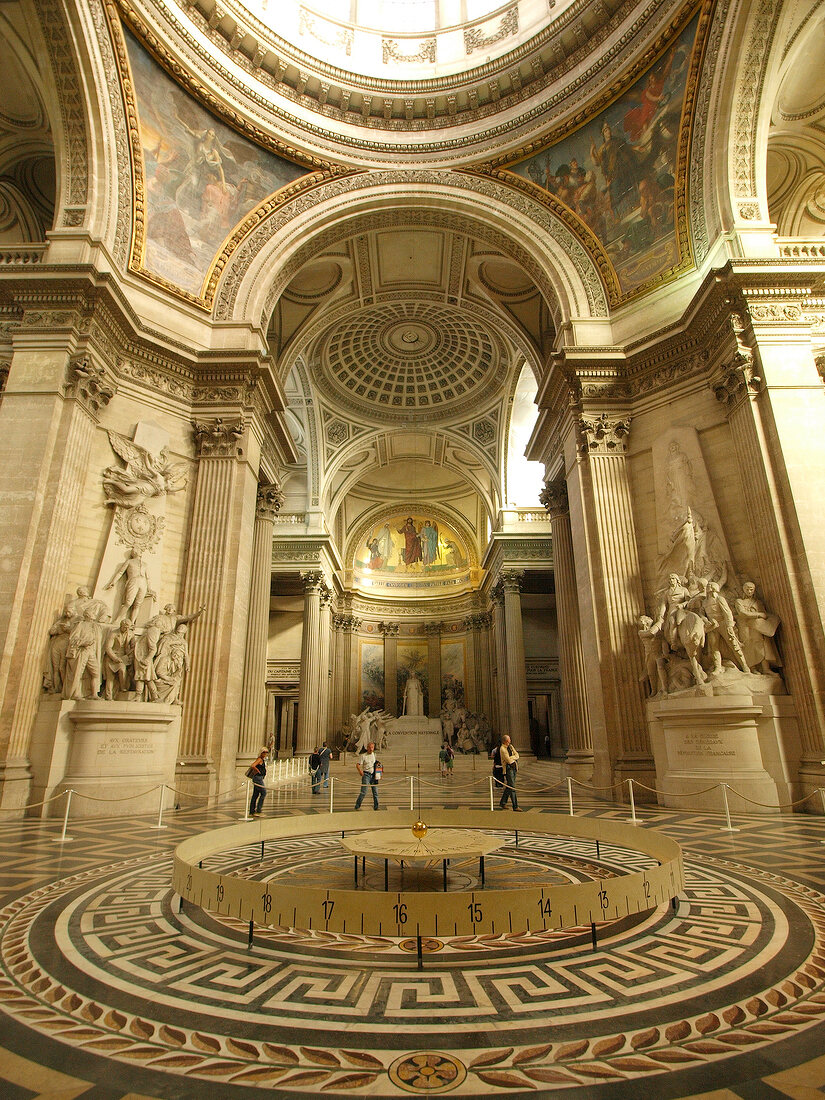 Paris: Panthéon innen, foucaultsche Pendel, Touristen