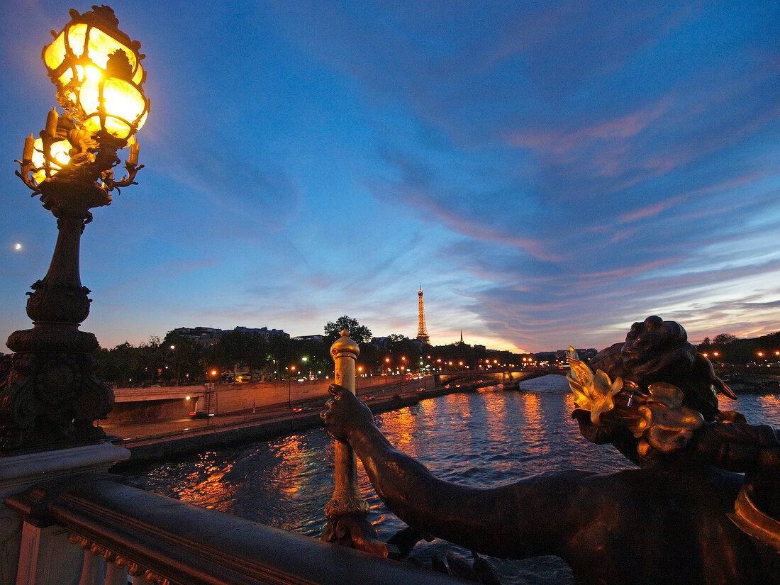 Paris: Seine, Pont Alexandre III, abends, Schiff, Lichter