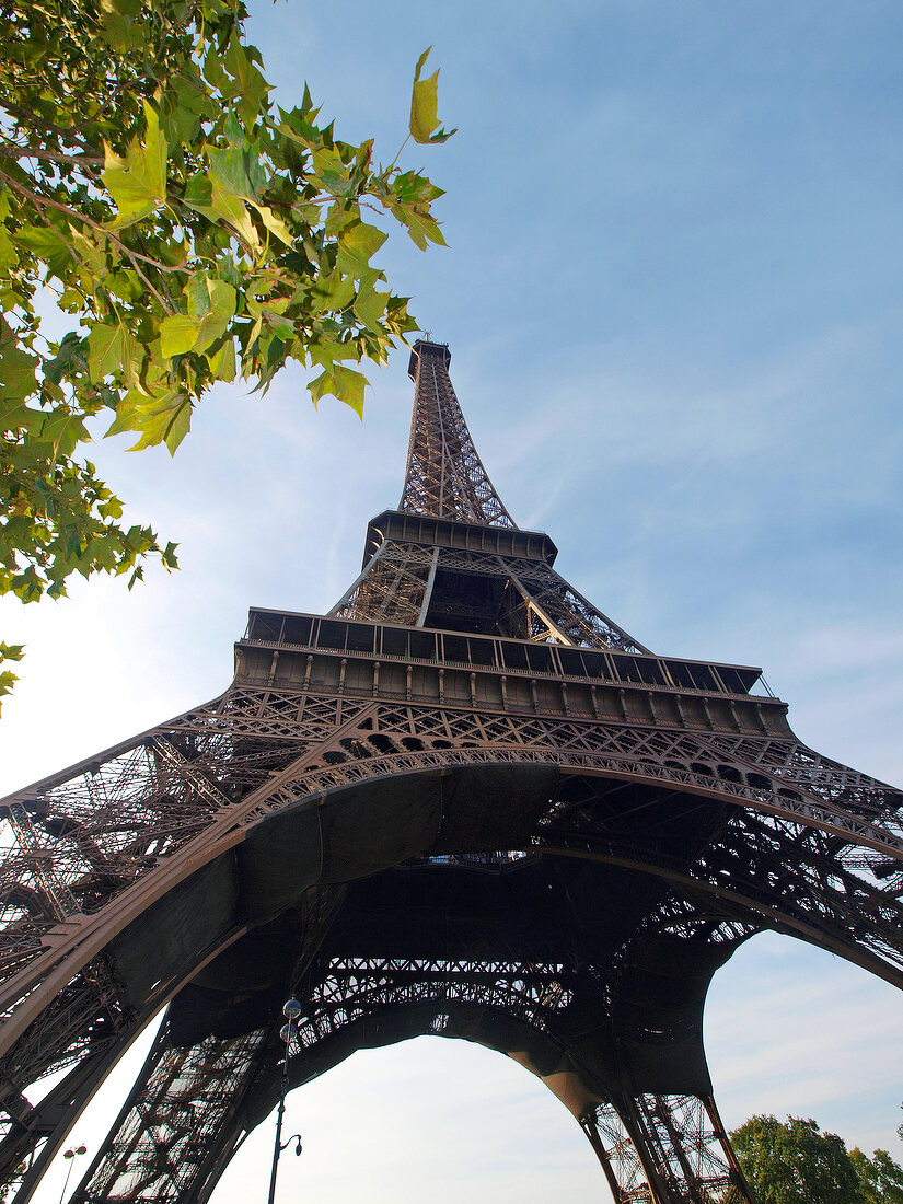 Paris: Blick auf Eiffelturm, Himmel blau.