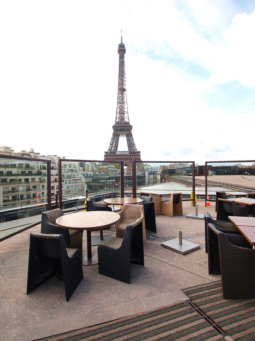 Paris: Blick auf Eiffelturm vom Dach des Musee Quai Branly.