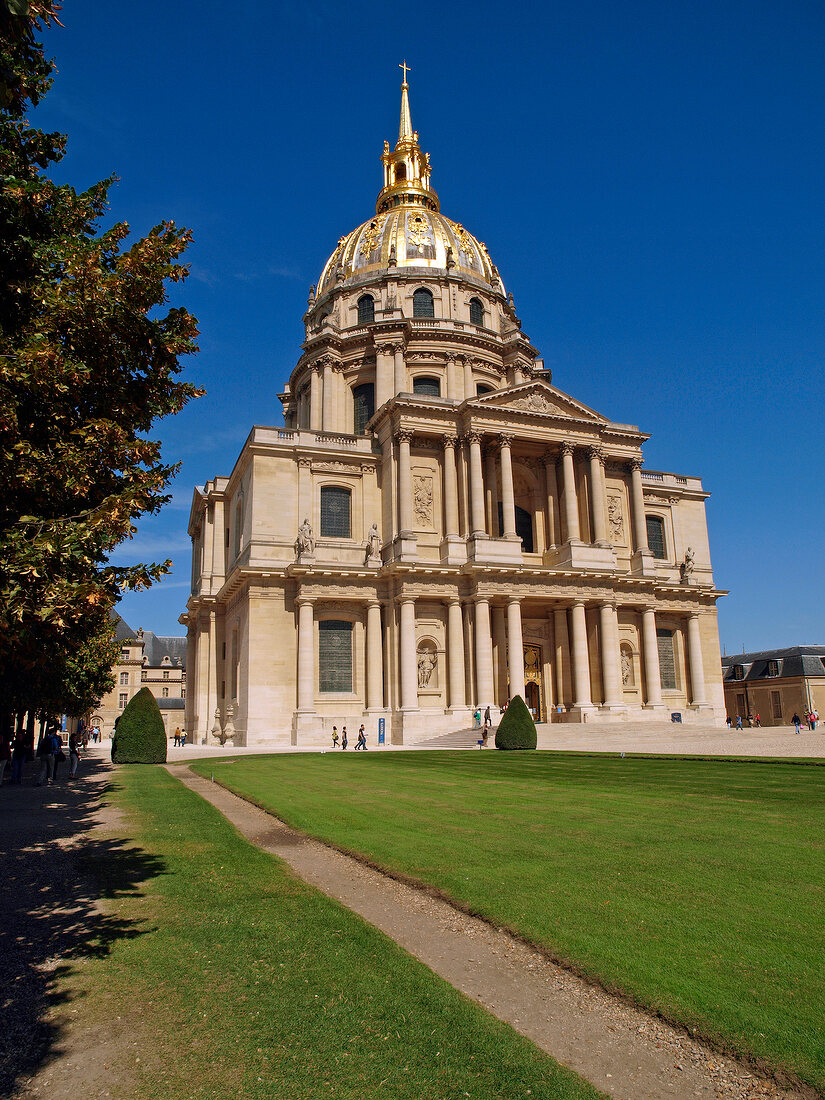 Fountain of Les Invalides Museum in Paris, France