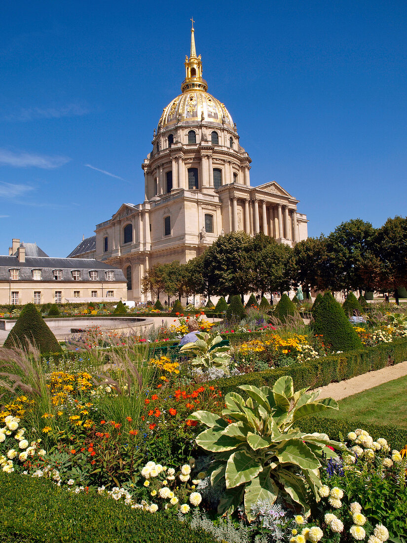 Fountain of Les Invalides Museum in Paris, France