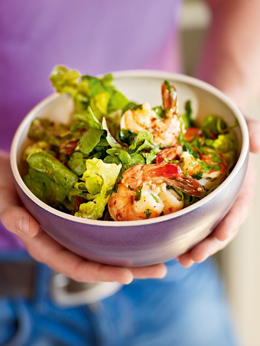 Blattsalat mit scharfen Garnelen