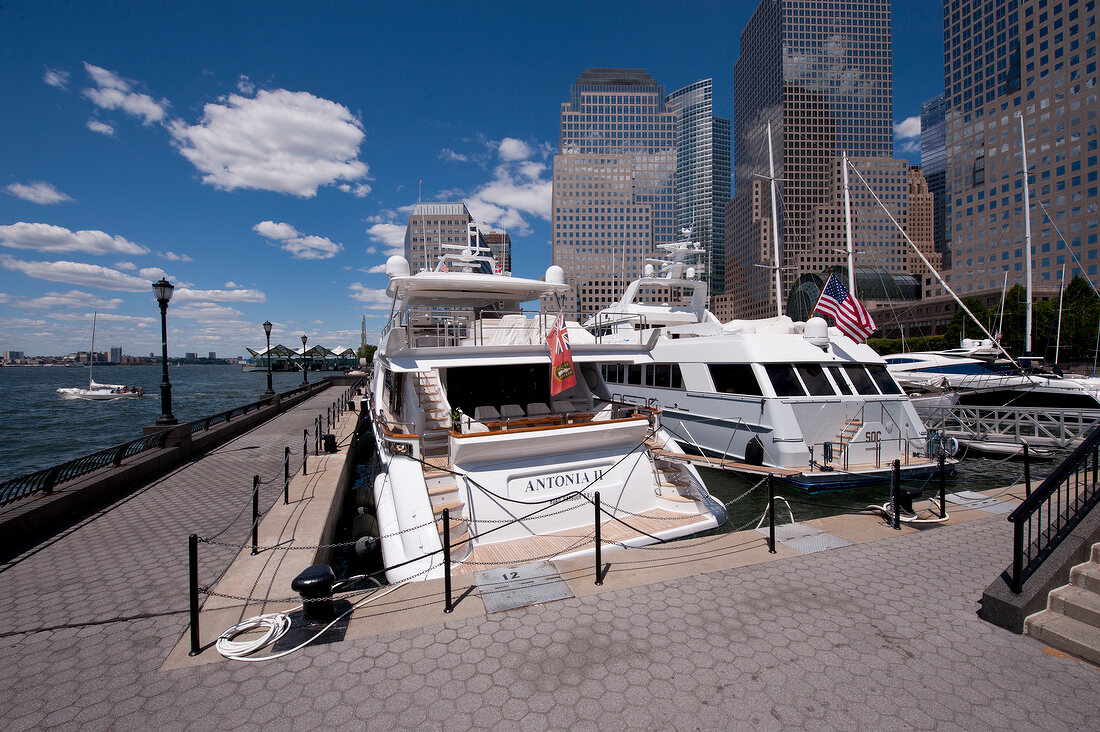 New York: Schiffe am Wall Street Pier, Hintergrund Wolkenkratzer, x