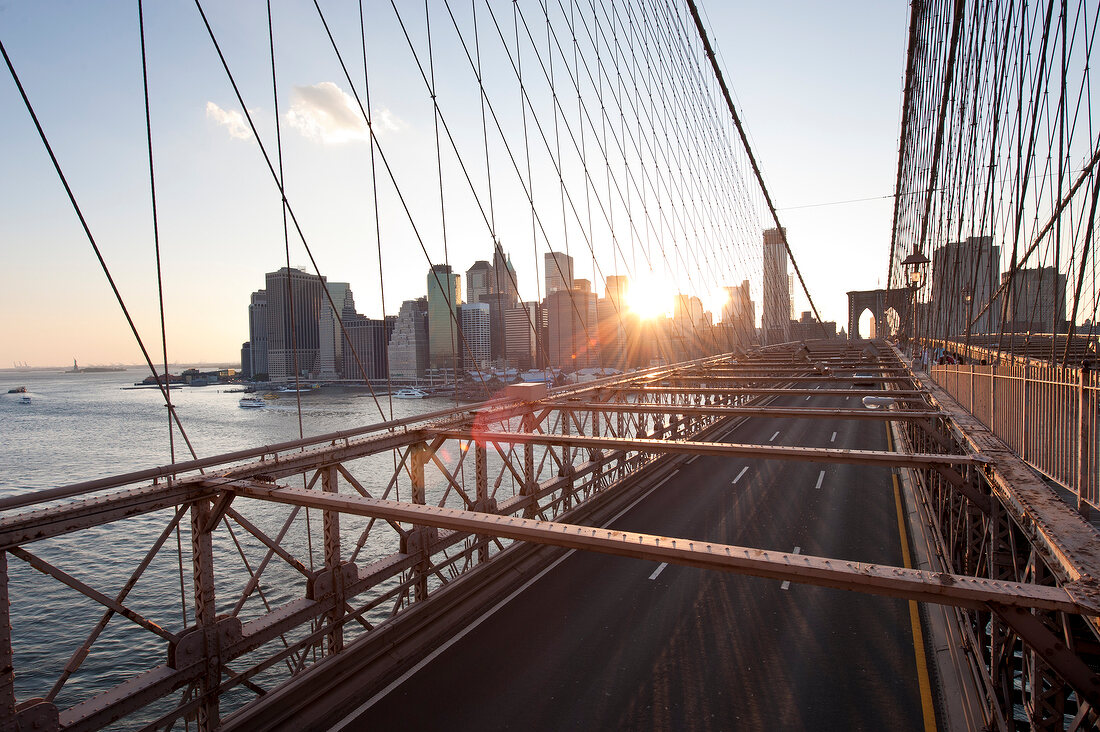 New York: Brooklyn Bridge, Blick auf Skyline, x